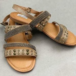Report sandals